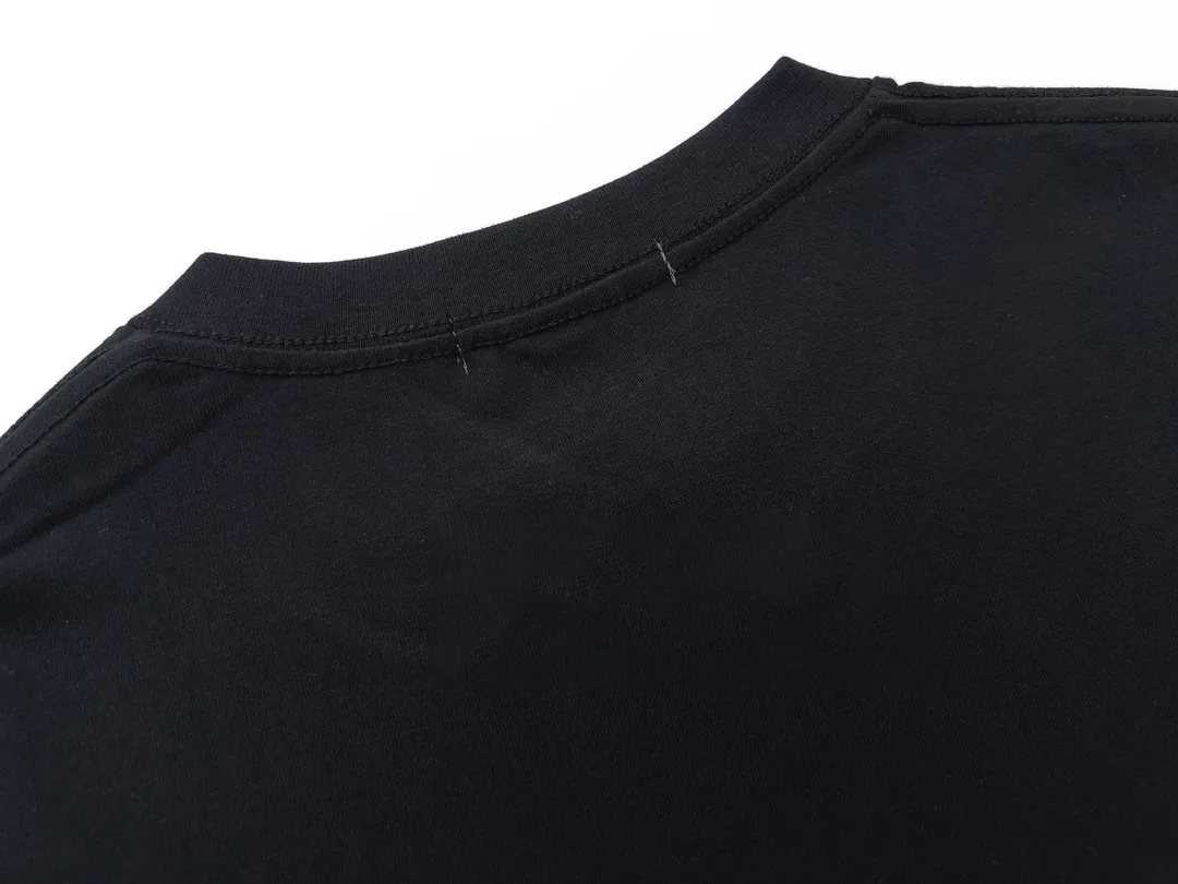 W662#P110💰 [Stone lsland/Stone Island summer twill logo printed short-sleeved T-shirt] ⚠️[Original creation with high control of details] -Made of 230g combed cotton 32-count double yarn, soft and comfortable to the touch, sweat-absorbent and breathable. -Simple basic and versatile style, original single quality, the first choice for couples. -Made by a large factory, four needles and five threads on the shoulder, neat alignment, high quality workmanship. -Same style for men and women, very versatile One piece by hand, the details are clearly visible. Color: Black White Size: M L